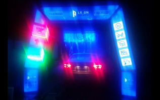 绚丽多彩，新颖潮流！蓝色款隧道式电脑洗车机夜间亮灯效果