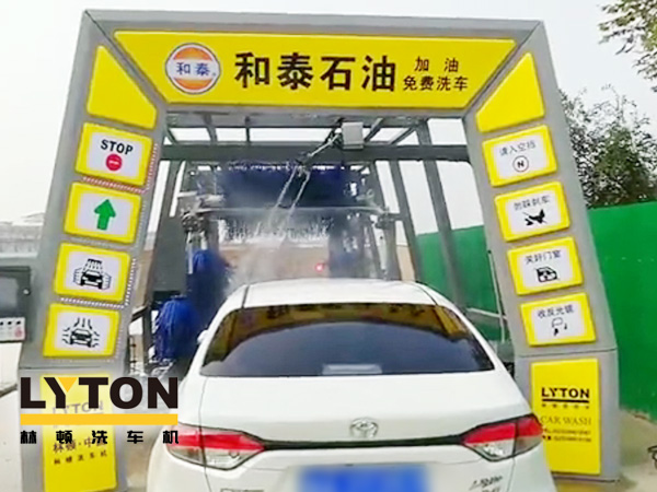 黄色款林顿FX-11系列隧道式连续全自动洗车机设备，外表高压冲洗、仿型超柔刷洗、轮刷清洗等，众多客户选择！