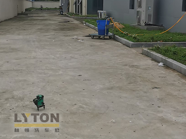 某客户成功引入林顿电脑洗车机，并于现场完成设备与地基的精准对接沟通